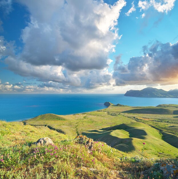 Bahía de primavera de mar y montaña