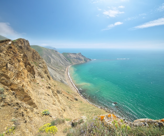 Foto bahía de primavera de mar y montañas.