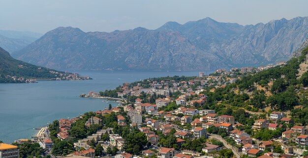 La bahía y el puerto de Kotor vistos desde arriba en el verano de montenegro