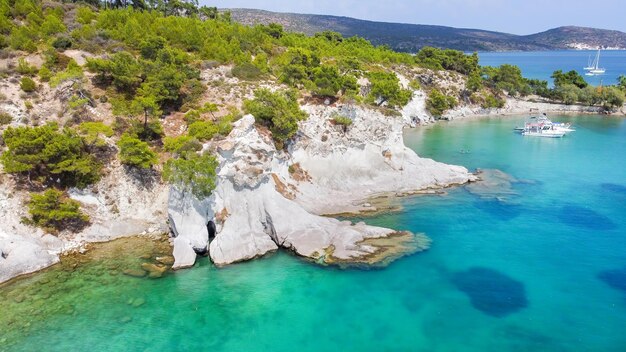 Bahía de rocas blancas, Karaburun - İzmir - Turquía. Cueva natural en el mar. nombre turco; Beyaz Kayalar Koyu - Karaburún