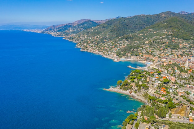 Bahía rocosa en Italia. Vista aérea de aviones no tripulados en la playa del mar Adriático, Camogli, liguria.