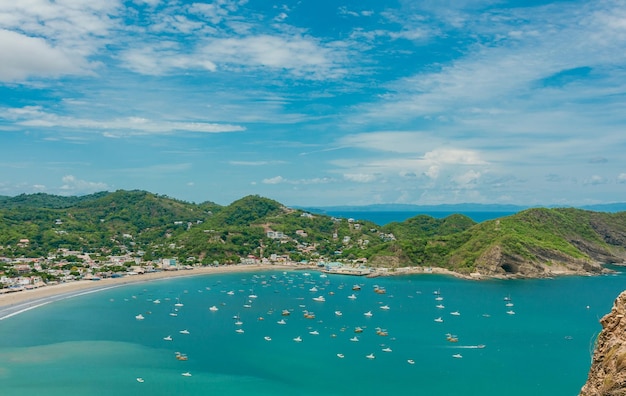 Bahía de San Juan del Sur con barcos y embarcaciones en la orilla Barcos en la costa de la bahía de SanJuan del Sur