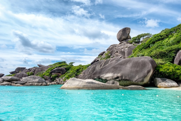 Bahía de Similan navegando isla de roca en el mar de andaman