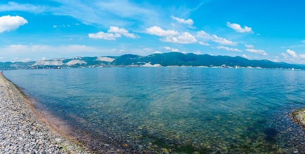 La bahía de Tsemesskaya del Mar Negro desde el desfiladero de Sudzhuk en Novorossiysk, Rusia, en el panorama de verano