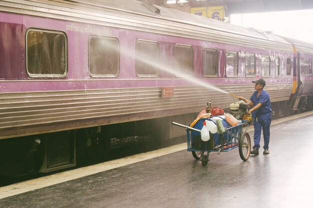 Bahnangestellte, die Reinigungszug tun, um Service für die Sicherheit der Touristen vorzubereiten