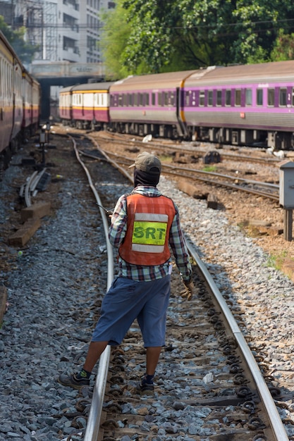 Bahnangestellte steuern die Lokomotive