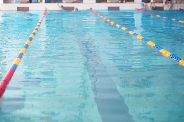 Bahnen eines Wettkampfschwimmbeckens