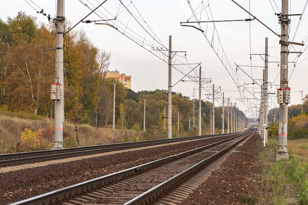 Bahngleis mit Strommasten in perspektivischer Ansicht gehen in den Horizont