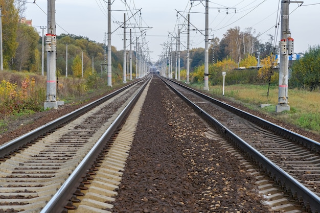 Bahngleis mit Strommasten in perspektivischer Ansicht gehen in den Horizont