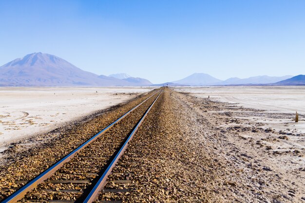 Bahngleise auf bolivianischem Salar