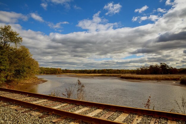 Bahngleise mit blauem Himmel und Wolken am Abend