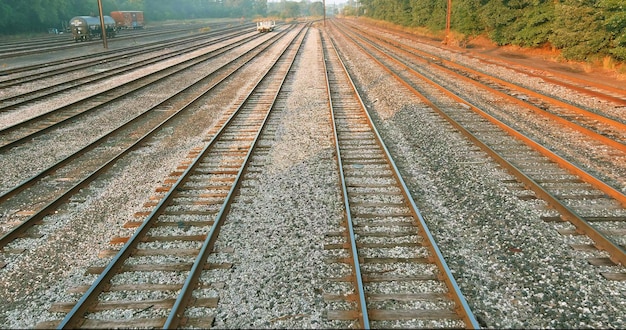 Bahngleise mit Weichen und Anschlussstellen an einem Hauptbahnsteig bei Sonnenuntergang