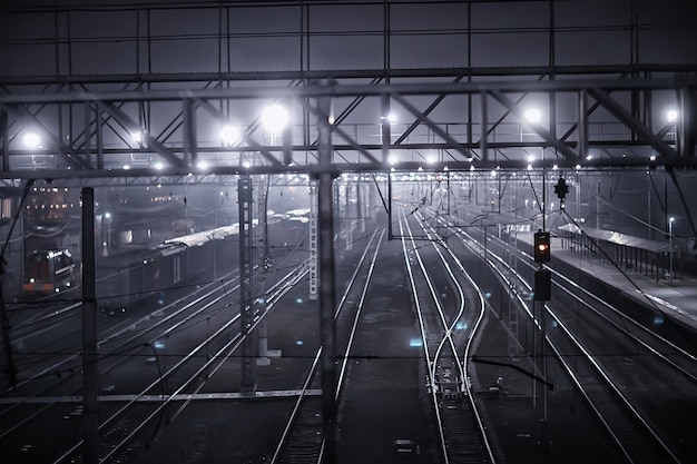 Bahngleise Nachtlandschaft am Bahnhof Nebel Herbst