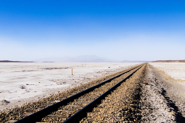 Bahngleise perspektivische Ansicht aus Bolivien. Bolivianische Landschaft. Salar de Colchani