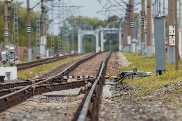 Bahngleise und Brücke auf Schotter, Tele, Teleaufnahme