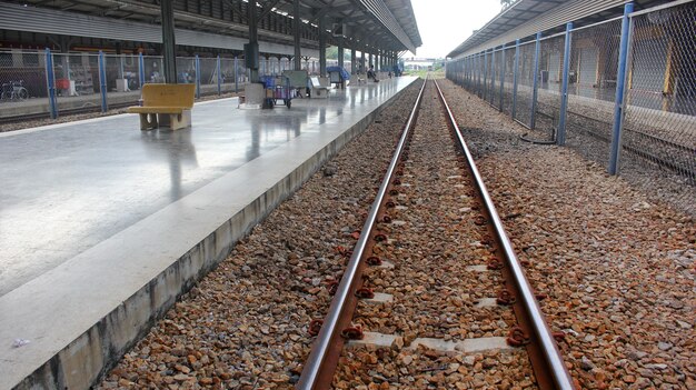 Bahnhöfe und Bahnsteige sind leer.