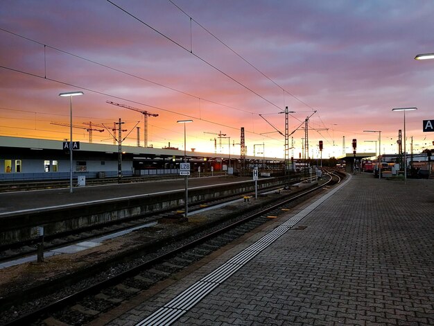 Bahnhof gegen den Himmel beim Sonnenuntergang