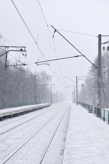 Bahnhof im Winterschneesturm