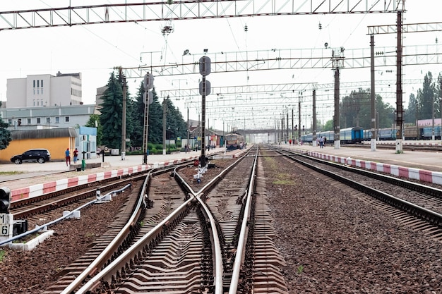 Bahnhof mit Gleisgebäuden und Zügen in der Ferne