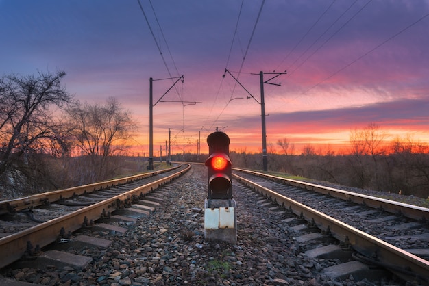 Bahnhof mit Semaphor gegen schönen Himmel bei Sonnenuntergang