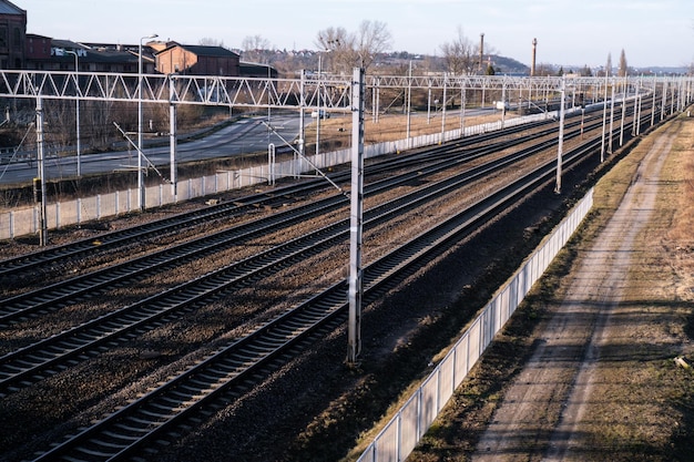 Foto bahnhof von oben rekonstruierte moderne eisenbahninfrastruktur der weg nach vorn eisenbahn für t