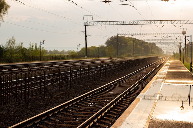 Bahnhof während des Sonnenuntergangs