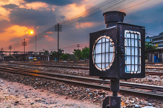 Foto bahnhofs-sonnenunterganghintergrund der landschaftsbahn im freien