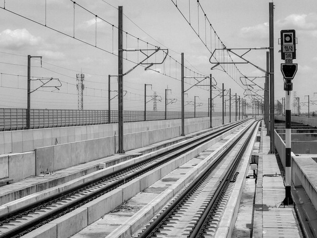 Bahnhofsplattform gegen den Himmel