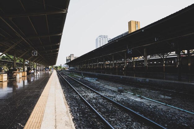 Foto bahnhofsplattform vor klarem himmel