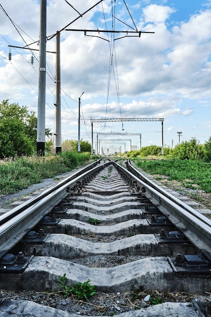 Bahnlinie teilt sich in zwei Gleise und geht in die Ferne.