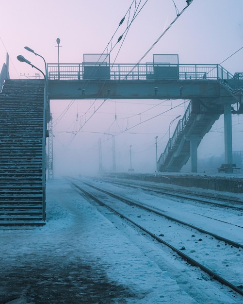 Bahnsteig am frühen Morgen im schneekalten Winter leerer U-Bahnsteig Blizzard