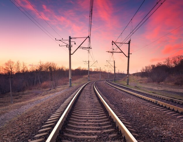 Bahnsteig bei Sonnenuntergang. Eisenbahn. Bahnhof