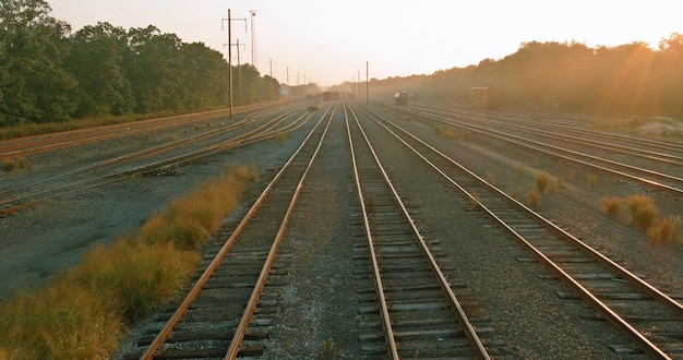 Bahnsteig für Güterzüge mit Industrielandschaft mit Sonnenuntergangsbahnhof aus der Luft betrachtet