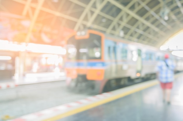 Bahnsteig mit Personenzug Verschwommener Zug auf Bahngleis