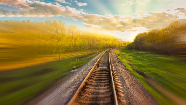 Bahnstrecke mit Bewegungsunschärfe-Effekt Verschwommene Eisenbahn