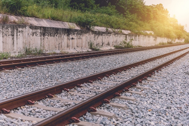 Bahnstrecken in der untergehenden Sonne