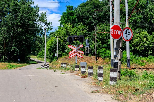 Bahnübergang über Landstraße im Wald