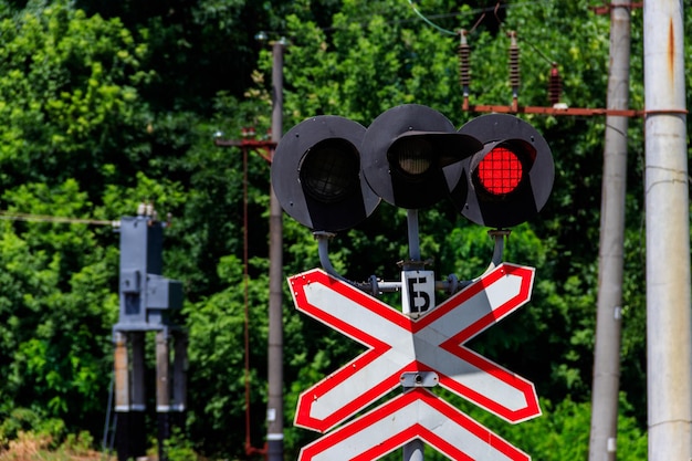 Foto bahnübergangsschild mit blinkenden roten semaphoren