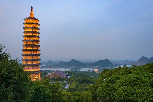 Bai Dinh Pagoda en el crepúsculo, Ninh Binh, el mayor complejo de templos budistas en Vietnam, destino turístico turístico religioso. Paisaje escénico de karst.