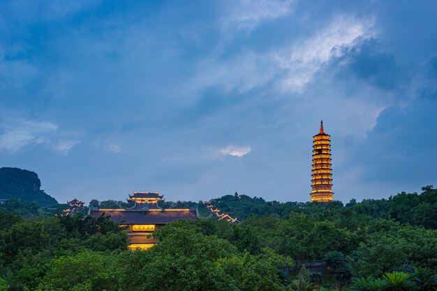 Bai Dinh Pagode in der Dämmerung