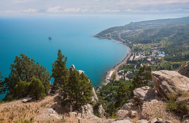 Baía azul perto da cidade de Simeiz na Crimeia