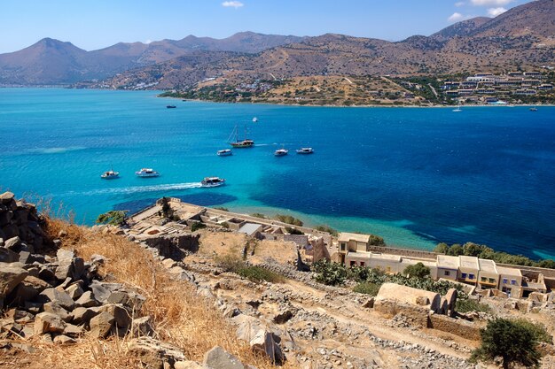 Baía azul perto da ilha de Spinalonga na Grécia