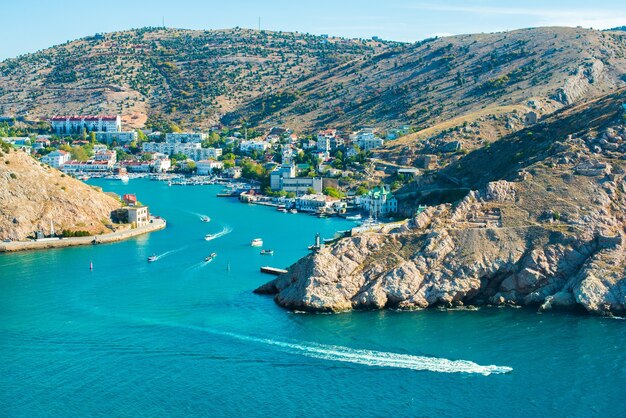 Baía de Balaklava no verão em tempo ensolarado. Crimeia, Rússia. Muitos barcos e navios. montanhas, mar. cor de água turquesa. Fortaleza genovesa de Chembalo