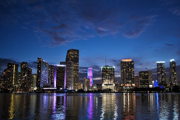 Baía de Biscayne por paisagem urbana contra o céu ao anoitecer