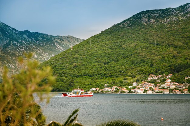 Baía de Boka Kotor e balsa regular de passageiros de Lepetane para Kamenari em Montenegro