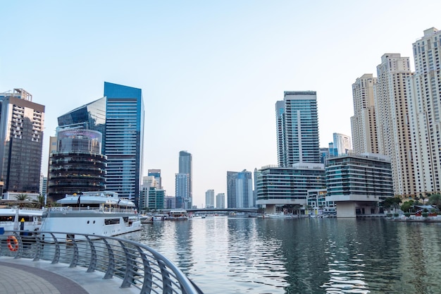 Baía de Dubai Marina com bairro residencial