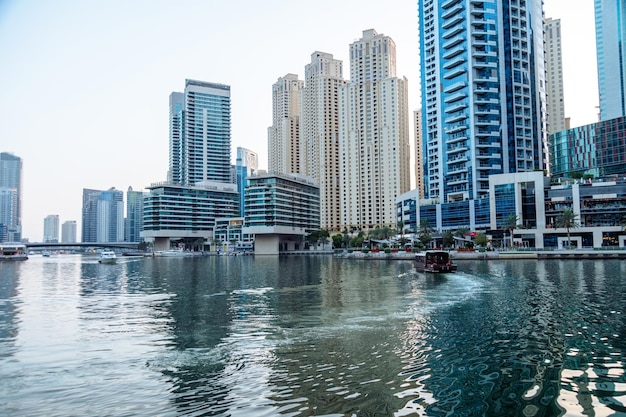 Baía de Dubai Marina com bairro residencial