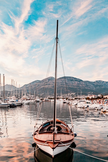 Baía de iate na incrível backgrount com cidade e montanhas