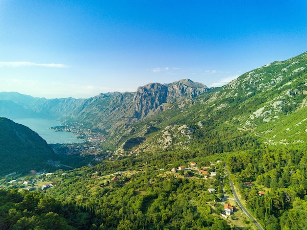 Baía de kotor com praias e hotéis e o mar adriático contra o pano de fundo do céu ensolarado