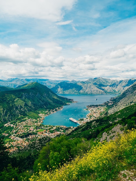 Baía de kotor das alturas vista do monte Lovcen para a baía